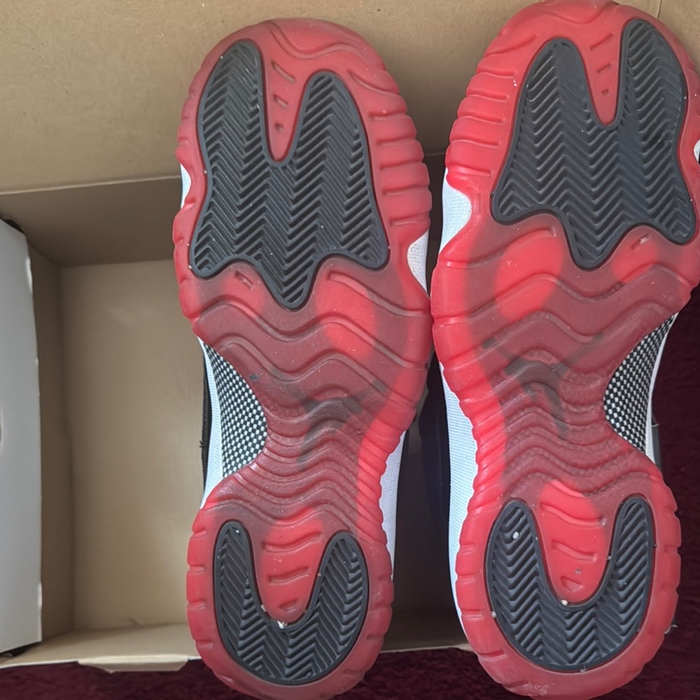 Jordan Black and Red Sneakers with Patent Leather and Air Cushioning - Picture 5 of 8